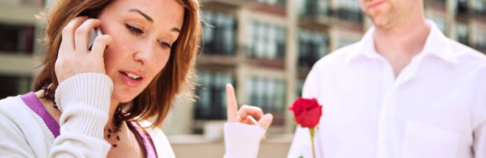 фотосессия пары. мужчина краснеет при разговоре с женщиной. разговор между мужчиной и женщиной. как перестать чего то бояться. переговоры между мужчиной и женщиной.